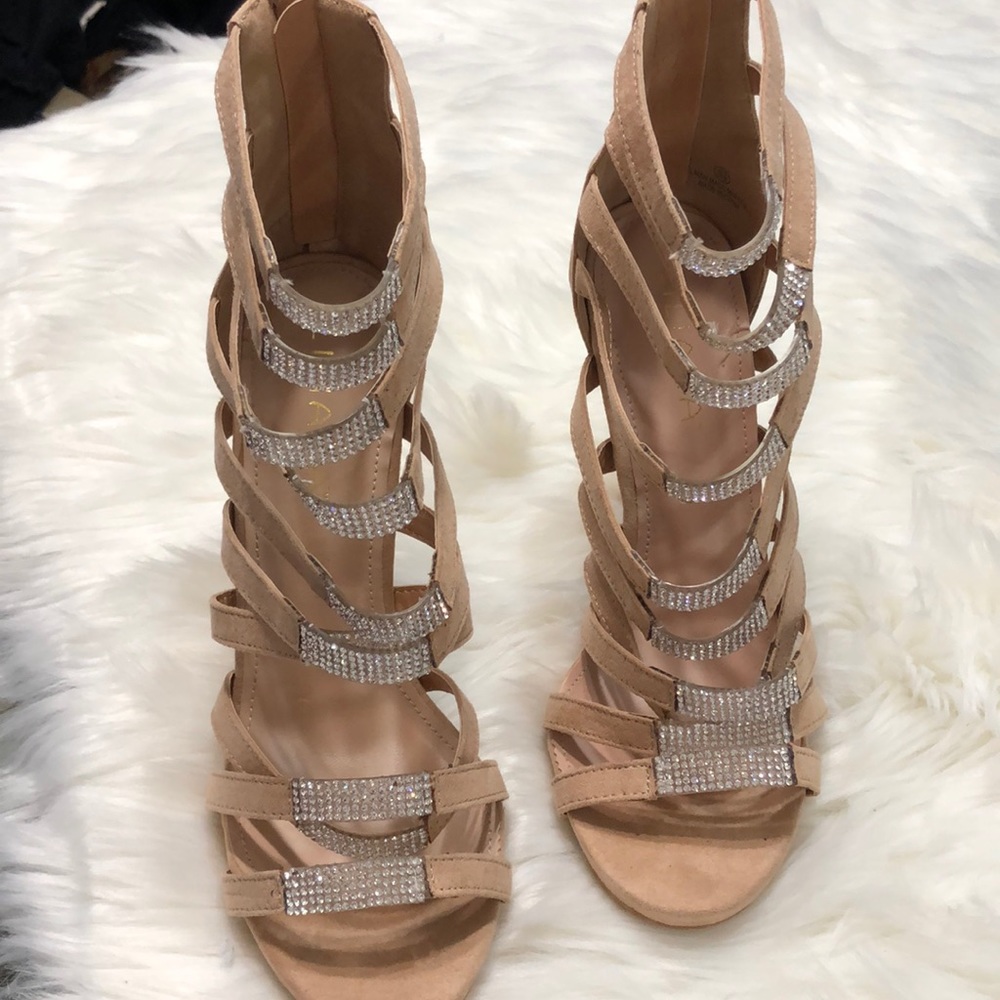 Lilian’s tan heels sz 10 with rhinestones 8.5 - Picture 6 of 7